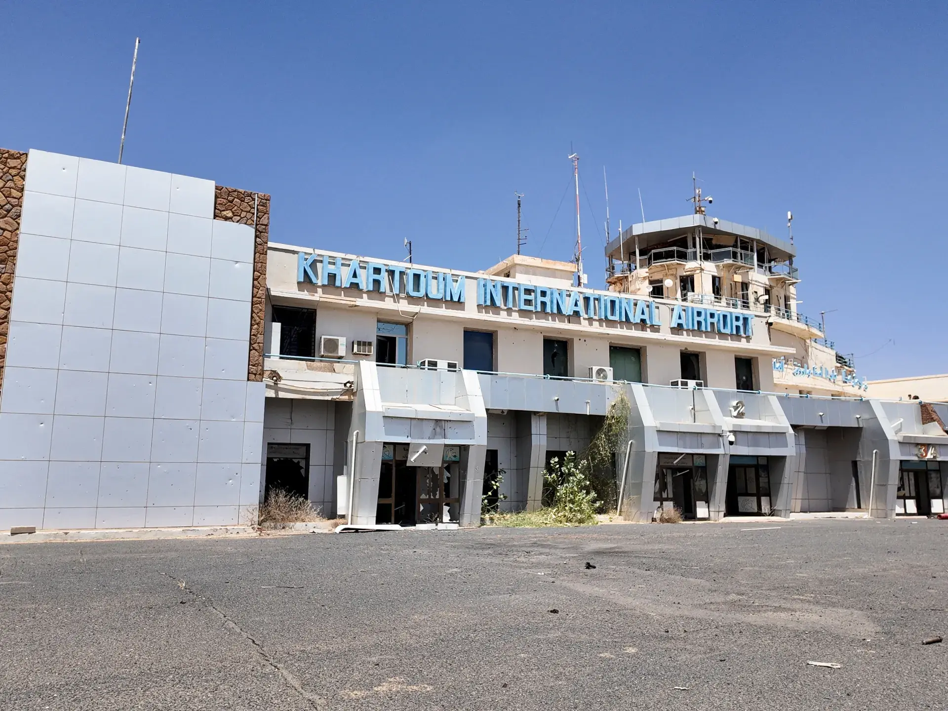 RSF dronları Xartumu üçüncü gün də vurdu: Hava limanı açıldıqdan sonra