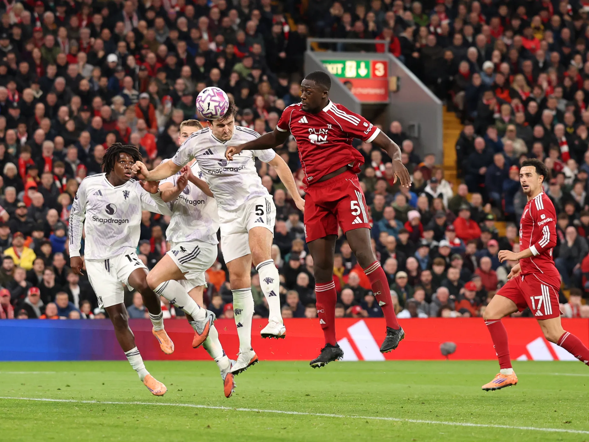 Mançester Yunayted Liverpulu şoka saldı: Maquayrın qolu ilə 2:1