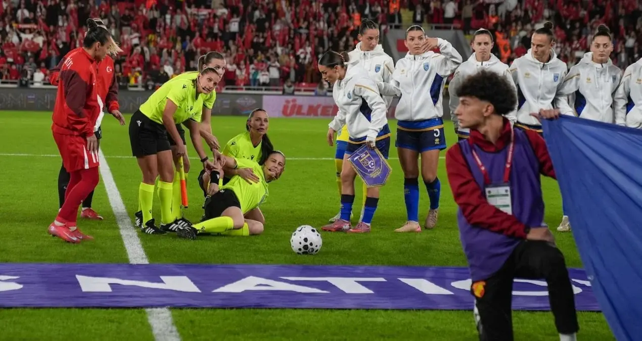 Milli oyunda hakim qəfil yerə yıxıldı