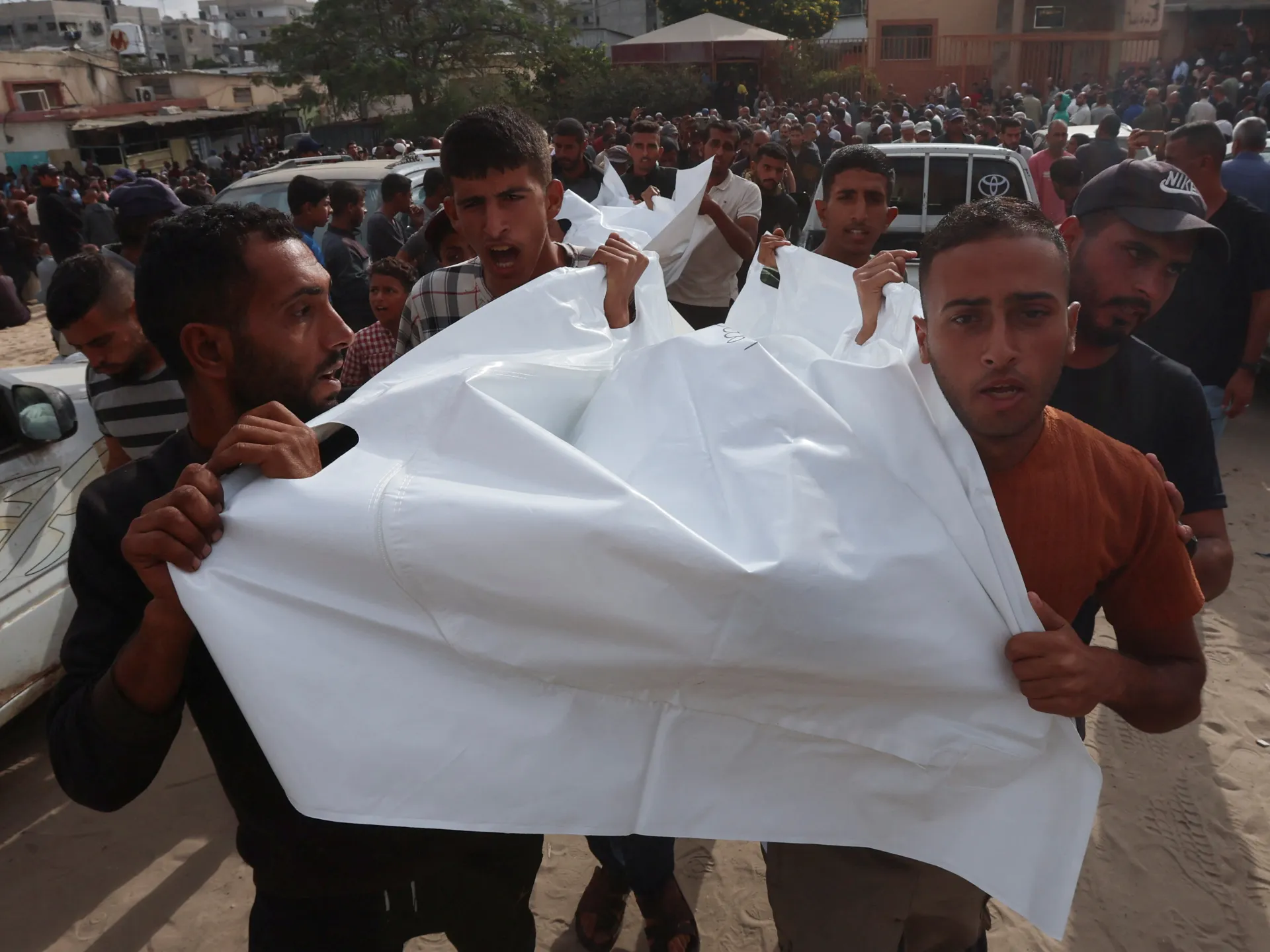 İsrail Qəzzada 100-dən artıq fələstinlini öldürdü, Tramp atəşkəsə israr edir